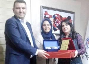 Şube personelimiz Çiğdem Gezici'ye plaket