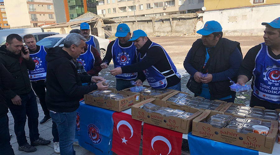 DEPREM ŞEHİTLERİ İÇİN HELVA DAĞITIMI